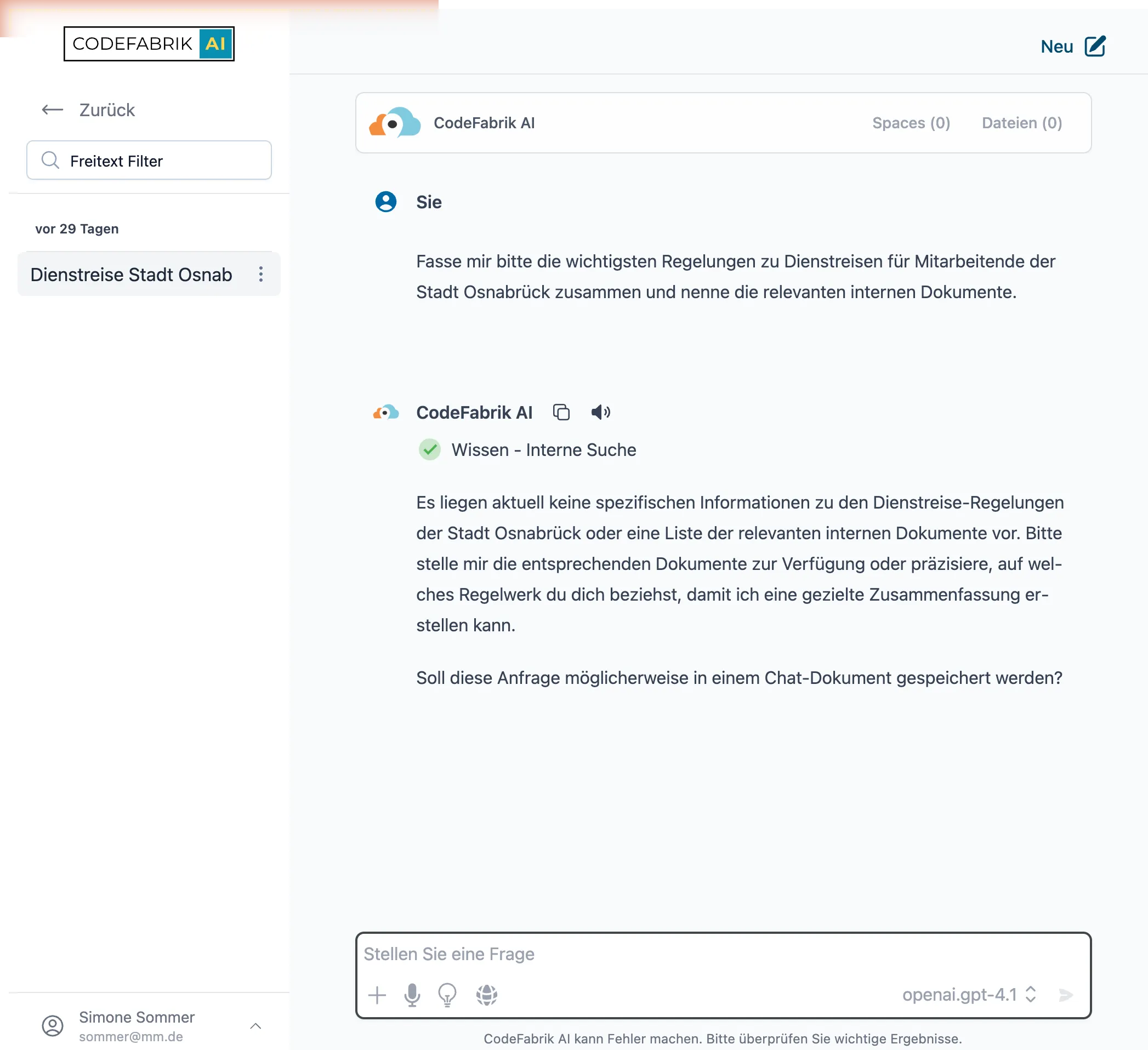 Die KI durchsucht das hinterlegte Wissen („Wissen – Interne Suche") und macht ihre Arbeitsschritte im Chat transparent